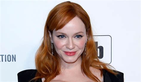 Mad Mens Christina Hendricks Shares Rare Swimsuit。